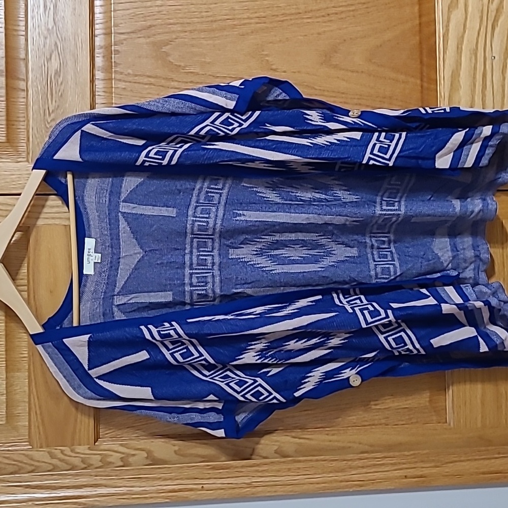 Never worn✨️ Kimono style shrug.  Roy blue & cream. Button detial on side